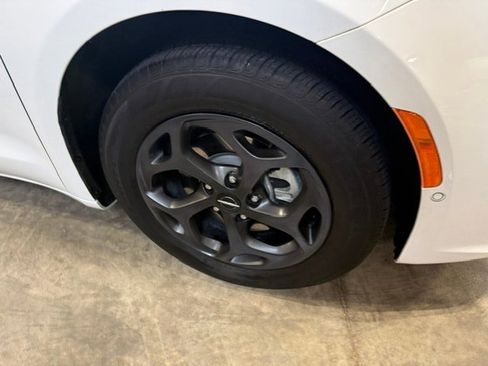 Used 2023 Chrysler Pacifica Limited w/ Uconnect Theater Family Group FWD image 3