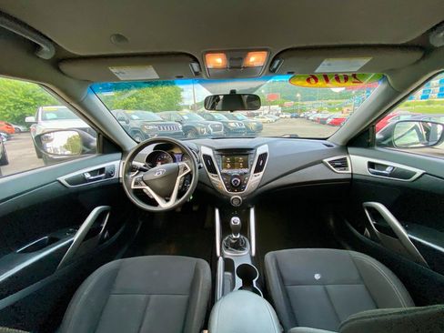 Used 2016 Hyundai Veloster FWD image 17