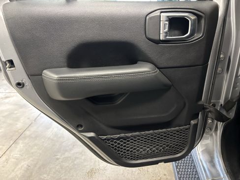 Used 2020 Jeep Wrangler Unlimited Sahara image 6