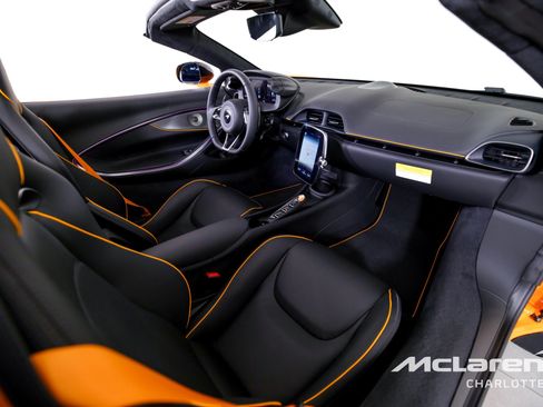 Used 2025 McLaren Artura Spider image 20