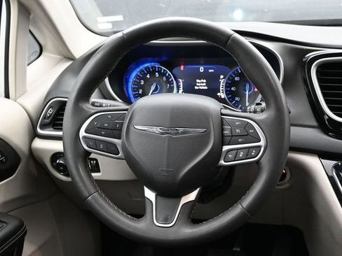 Used 2023 Chrysler Pacifica Touring-L FWD image 11