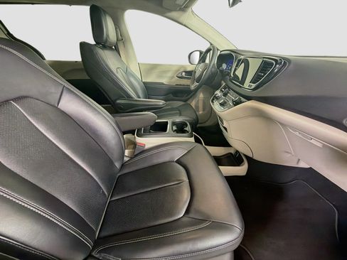 Used 2024 Chrysler Pacifica Touring-L FWD image 31