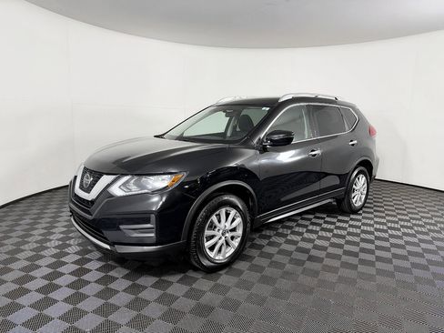 Used 2018 Nissan Rogue SV image 2