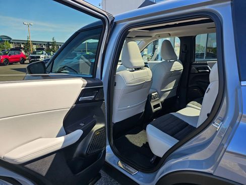 New 2026 Mitsubishi Outlander SE AWD/4WD image 12