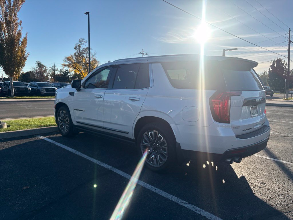 Used 2023 GMC Yukon Denali Ultimate AWD/4WD image 3