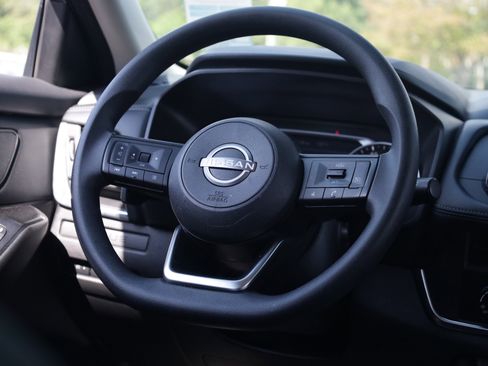 Used 2024 Nissan Rogue S FWD image 7