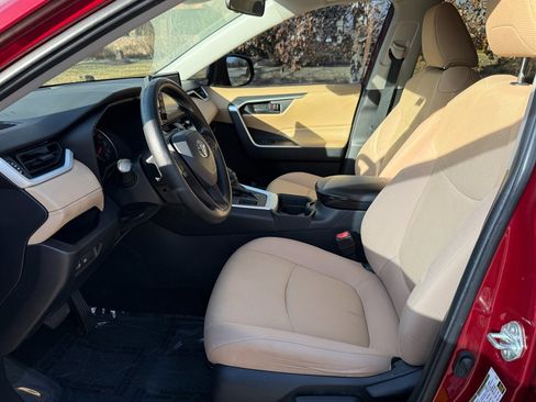 Used 2019 Toyota RAV4 LE image 9