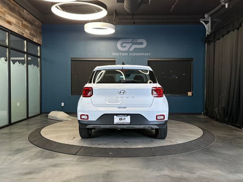 Used 2022 Hyundai Venue SE FWD image 4