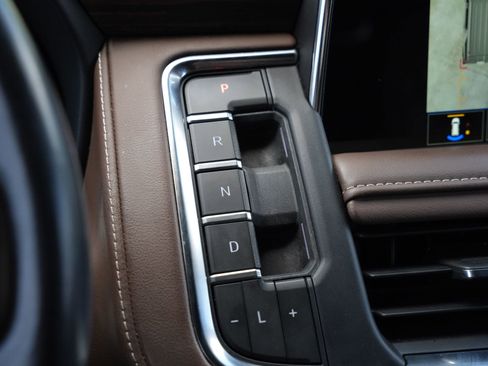 Used 2022 Chevrolet Tahoe High Country RWD image 14