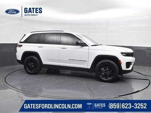 Used 2025 Jeep Grand Cherokee 4WD image 1