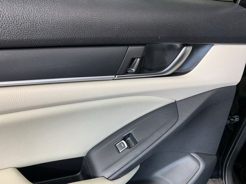 Used 2018 Honda Accord EX image 31