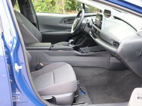 Certified 2025 Toyota Prius LE FWD image 37