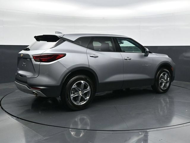 Used 2025 Chevrolet Blazer LT FWD image 2
