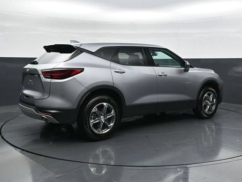 Used 2025 Chevrolet Blazer LT FWD image 2