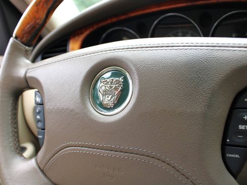 Used 2006 Jaguar XJ8 RWD image 11