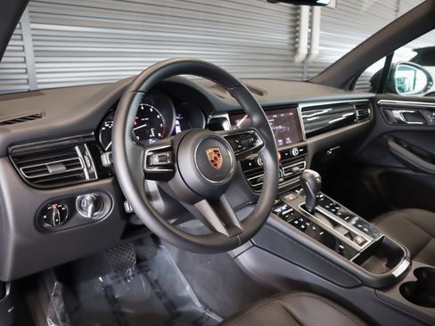 Certified 2026 Porsche Macan AWD/4WD image 4