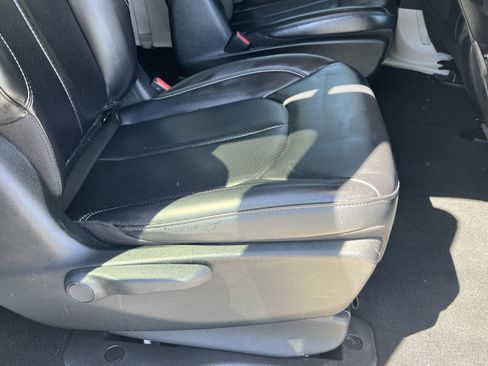 Used 2022 Chrysler Pacifica Touring-L FWD image 21