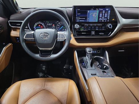 Certified 2022 Toyota Highlander Platinum image 10