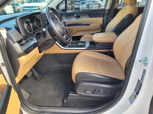 Used 2024 Kia Carnival LX image 10