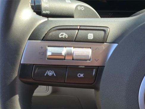 Used 2025 Hyundai Kona SEL image 32