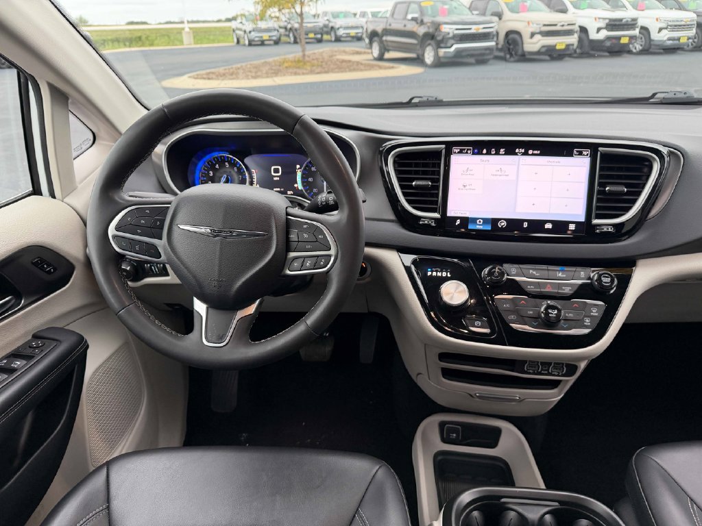 Used 2024 Chrysler Pacifica Touring-L FWD image 29