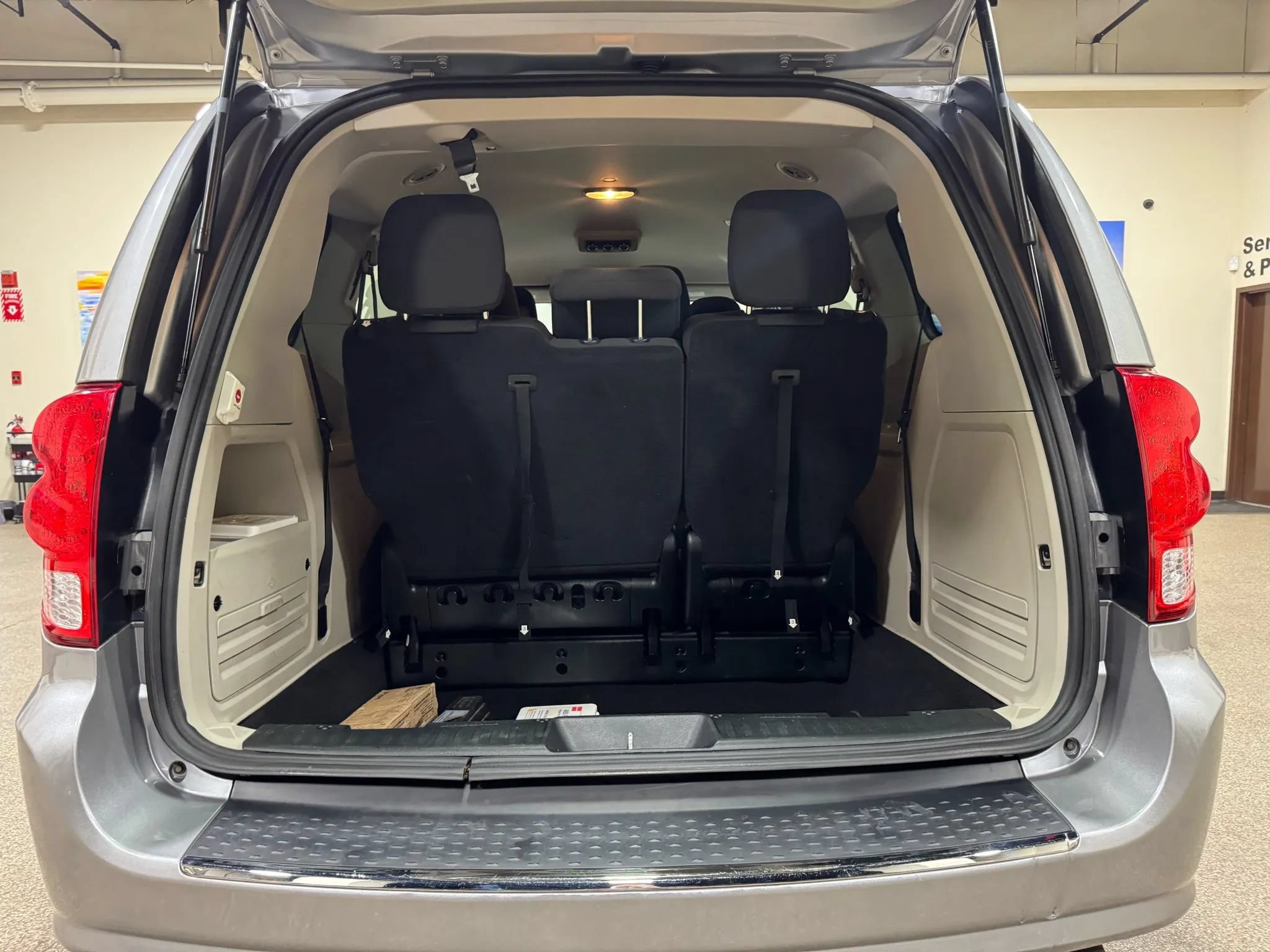 Used 2018 Dodge Grand Caravan SE FWD image 27