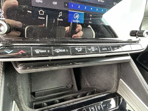 Used 2024 Jeep Wagoneer Series II w/ Flexible Seating Group RWD image 19