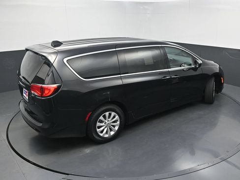 Used 2017 Chrysler Pacifica Touring w/ Tire & Wheel Group FWD image 32