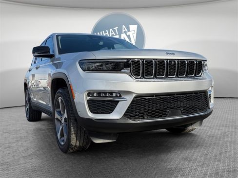 Used 2024 Jeep Grand Cherokee Limited w/ Luxury Tech Group II image 2