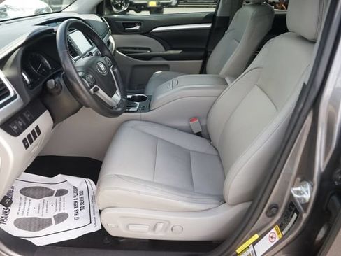Used 2017 Toyota Highlander XLE FWD image 9