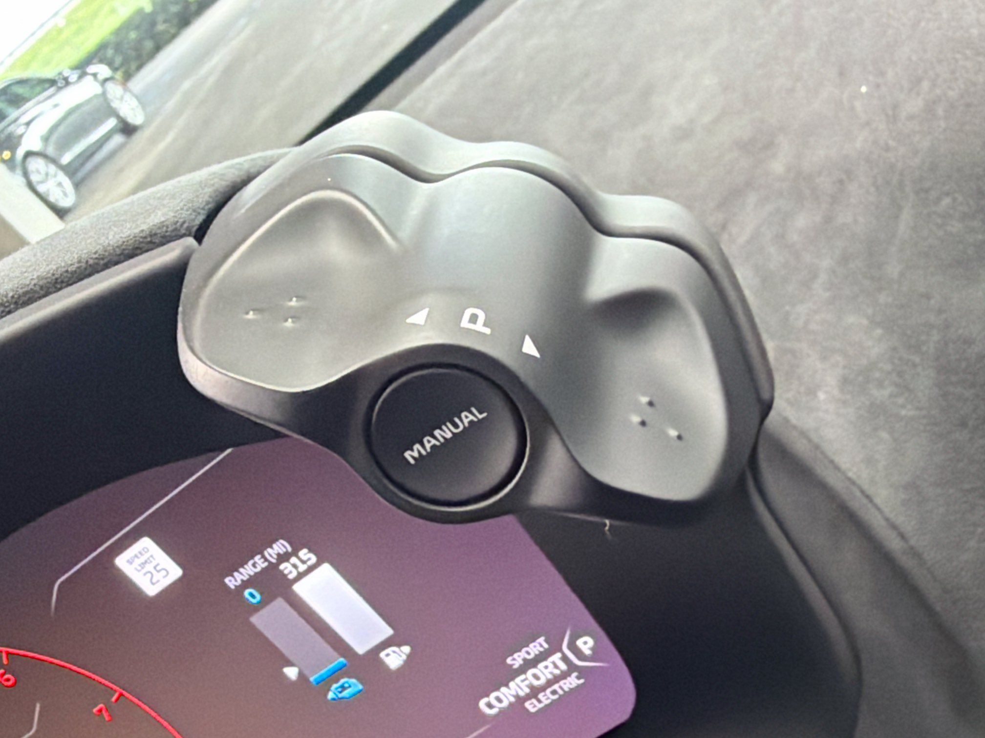 Used 2023 McLaren Artura RWD image 40
