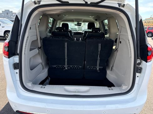 Used 2023 Chrysler Pacifica Touring-L FWD image 18