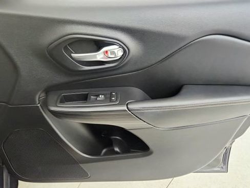 Used 2015 Jeep Cherokee Limited w/ Trailer Tow Group FWD image 37