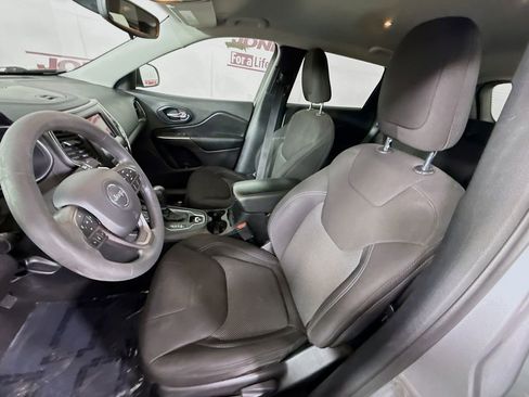 Used 2021 Jeep Cherokee Latitude FWD image 24