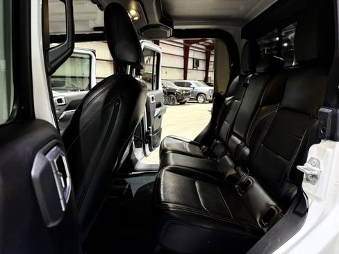 Used 2020 Jeep Gladiator Overland image 17