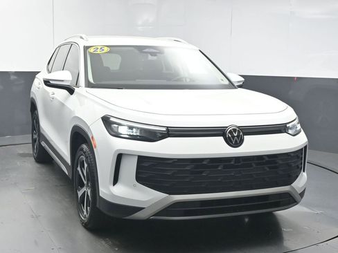 Certified 2025 Volkswagen Tiguan SE image 2