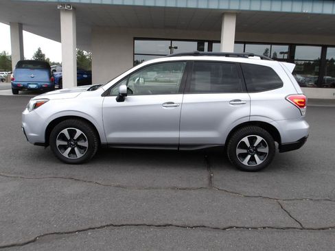 Used 2017 Subaru Forester 2.5i Premium w/ All-Weather Package AWD/4WD image 2
