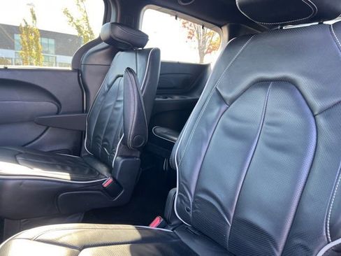 Used 2025 Chrysler Pacifica Limited image 32