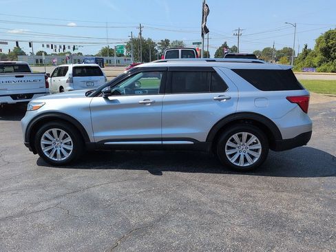 Used 2023 Ford Explorer Limited w/ Limited Technology Package RWD image 4