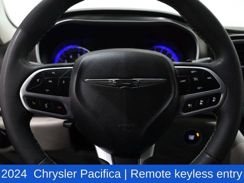 Used 2024 Chrysler Pacifica Touring-L image 10