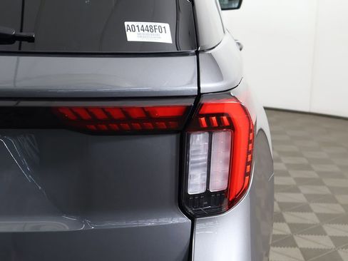 Used 2025 Ford Explorer Active AWD/4WD image 17