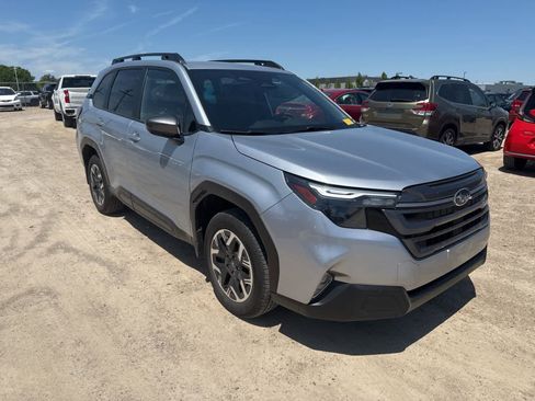 Used 2025 Subaru Forester Premium AWD/4WD image 4