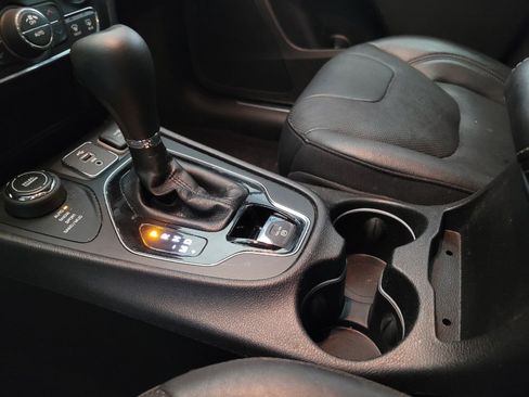 Used 2019 Jeep Cherokee Limited AWD/4WD image 26