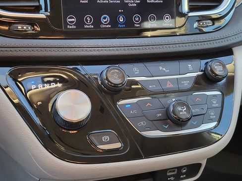 Used 2018 Chrysler Pacifica Limited image 29