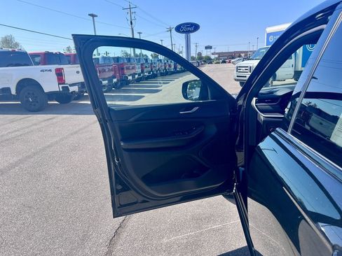 Used 2023 Jeep Grand Cherokee Altitude AWD/4WD image 11