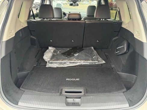 Used 2025 Nissan Rogue SL w/ Tech Package FWD image 23
