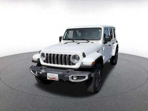 Used 2025 Jeep Wrangler Unlimited Sahara AWD/4WD image 7