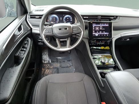 Certified 2023 Jeep Grand Cherokee Laredo AWD/4WD image 9