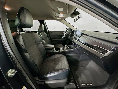 Used 2024 Mitsubishi Outlander SE image 32