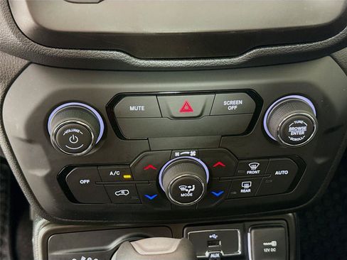 Used 2019 Jeep Renegade Altitude w/ Quick Order Package 2XM AWD/4WD image 9